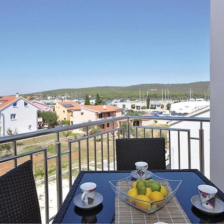 1 Bedroom Cozy Apartment In Бибинє Екстер'єр фото
