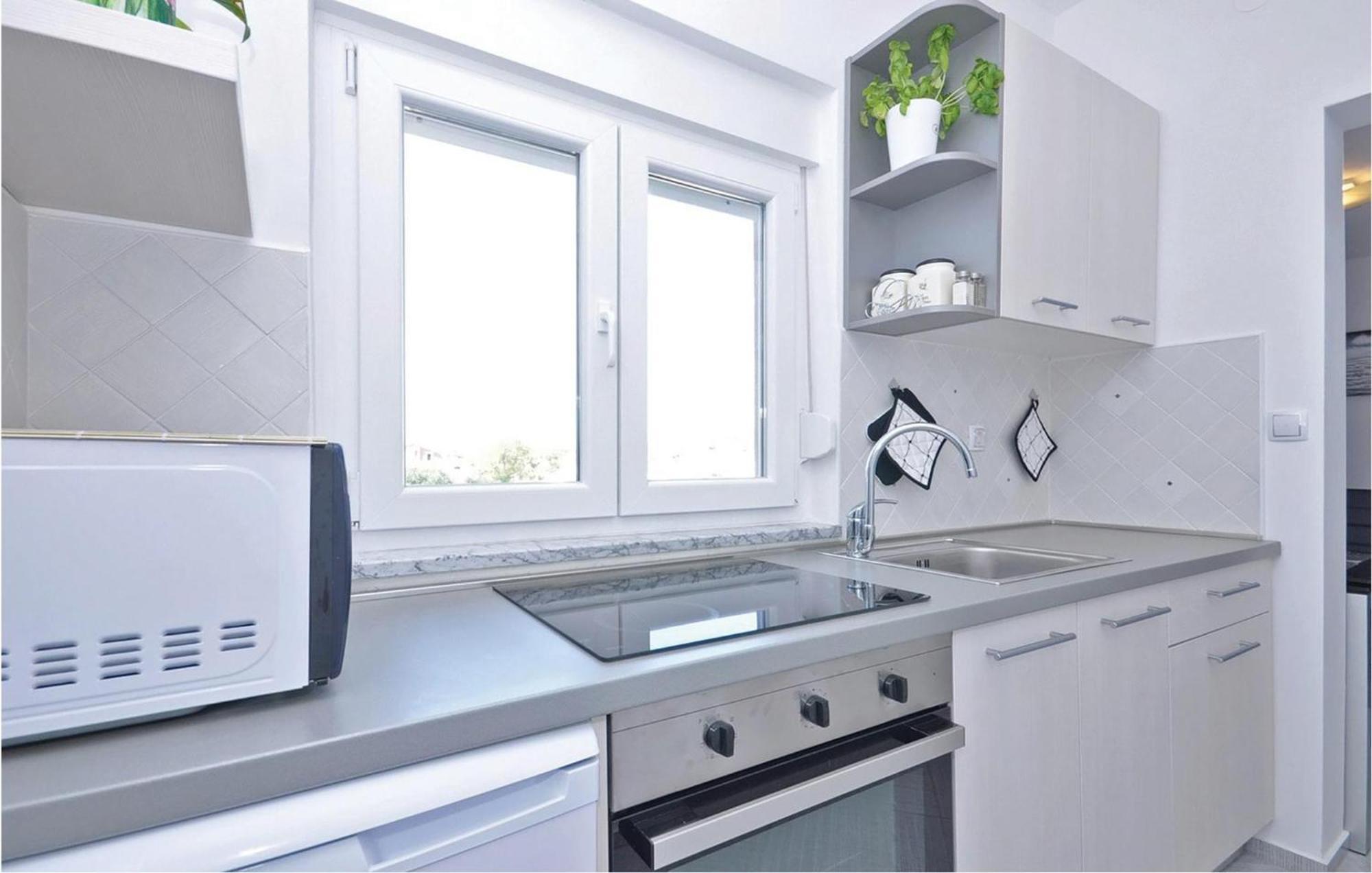 1 Bedroom Cozy Apartment In Бибинє Екстер'єр фото