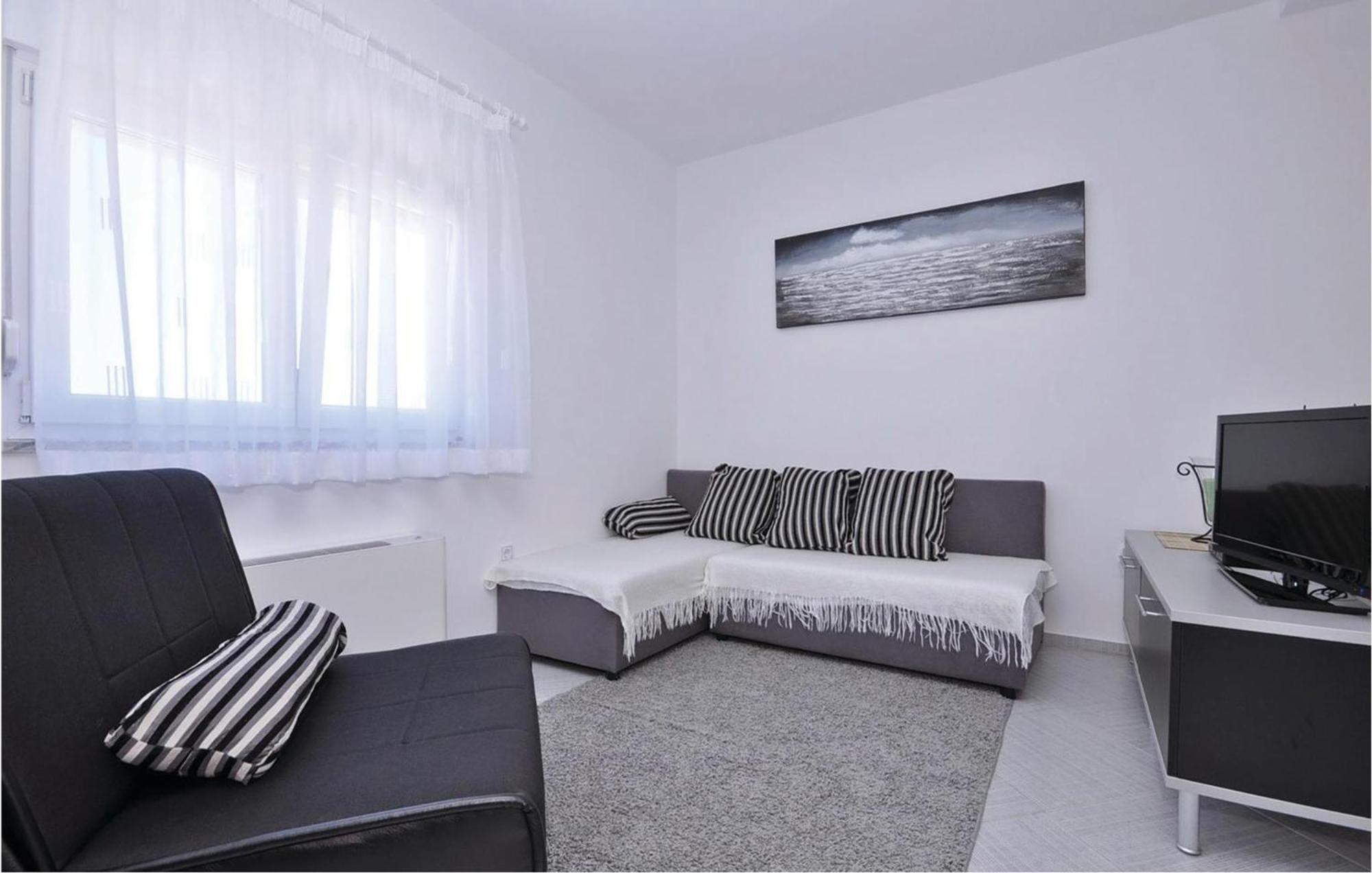 1 Bedroom Cozy Apartment In Бибинє Екстер'єр фото