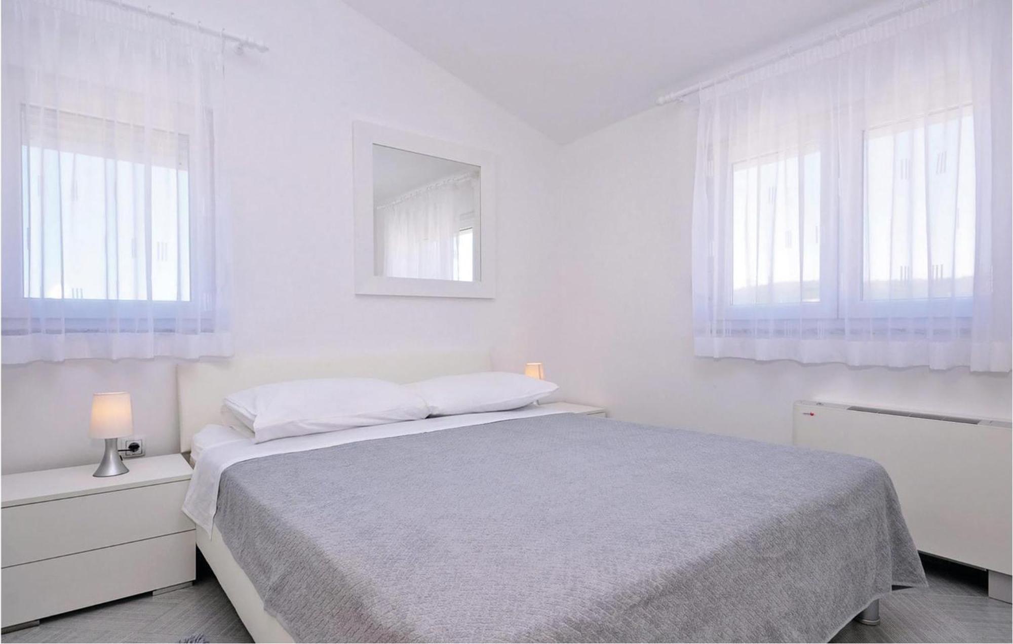1 Bedroom Cozy Apartment In Бибинє Екстер'єр фото