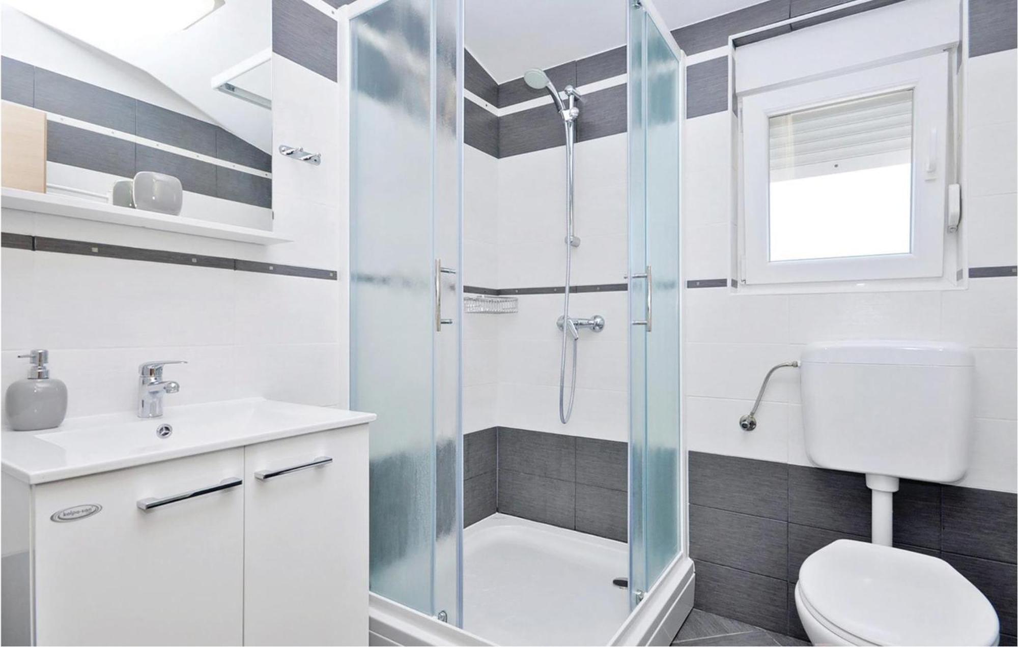 1 Bedroom Cozy Apartment In Бибинє Екстер'єр фото
